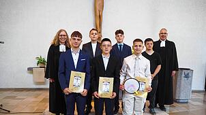 Die Konfirmanden sind Fabian Heinz, Anton Kraft, Simon Rangnau, Leon Langner, Nick Gutsch und Lars Alexander Quicker (von links).