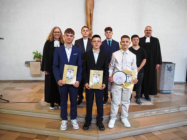 Die Konfirmanden sind Fabian Heinz, Anton Kraft, Simon Rangnau, Leon Langner, Nick Gutsch und Lars Alexander Quicker (von links).