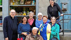 Die Mitglieder der Senioren-Theatergruppe „Freilich!“ des Freilichtmuseums Neuhausen ob Eck freuen sich auf die Vorstellung des Stücks ...