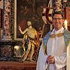 Dekan Peter Nicola, Pfarrer in Salem. Das Bild zeigt ihn in der Sakristei des Münsters Salem, im Hintergrund eine Abbildung des ...