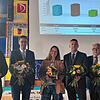 Pfarrer Bernhard Stahlberger (links) übergab nach der Bekanntgabe des Wahlergebnisses in der Eissporthalle den drei Bewerbern (von ...
