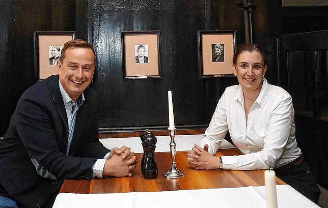 Das Foto zwischen Christiane und Florian Miehle zeigt Lore Miehle, Florian Miehles Großmutter.