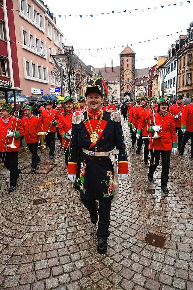 Sie sind die Musik der Katzenmusik, die Stadtharmonisten 2019 unter der Leitung von Mario Mosbacher, hier in der Villinger Fußgängerzone ...