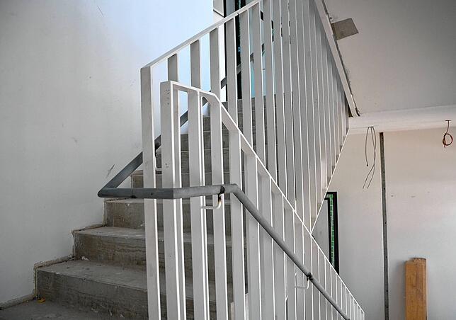 Im zweiten Treppenhaus gibt es bereits ein Geländer.