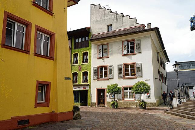 Direkt neben der Katholischen Kirche war das erste Schulhaus von Waldshut.