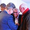 Bürgermeister Thomas Auer heftet die Ehrennadel des Landes Baden-Württemberg ans Revers von Joachim Klose.