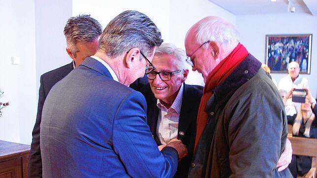 Bürgermeister Thomas Auer heftet die Ehrennadel des Landes Baden-Württemberg ans Revers von Joachim Klose.