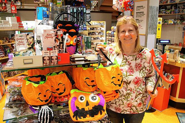 Inhaberin Karin Stocker-Werb zeigt, was das Spielwarengeschäft Thedy in Sachen Halloween zu bieten hat.