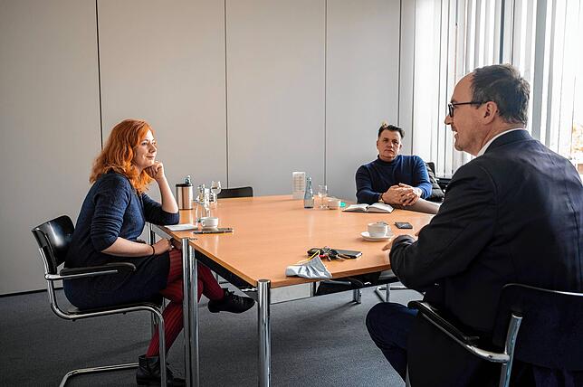 Uli Buchardt im Gespräch mit SÜDKURIER-Redakteurin Eva Marie Stegmann und SÜDKURIER-Redakteur Andreas Schuler.