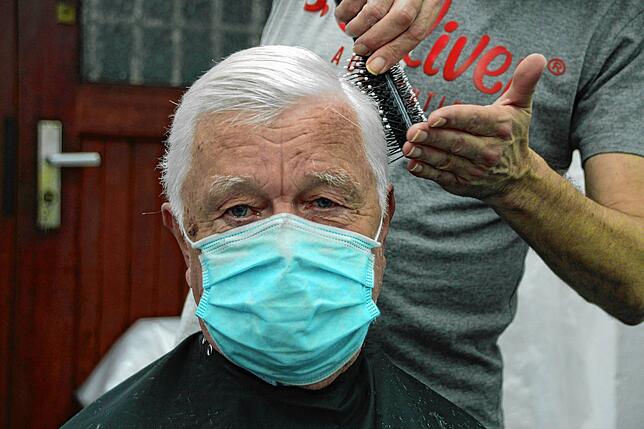 Bild 11: Wir haben die Haare (endlich) wieder schön: So glücklich sind Konstanzer über die Öffnung der Friseursalons und das Ende des haarigen Wildwuchses