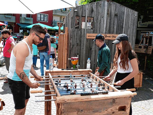 Benni Kanele und Tochter Alisha hatten Spaß beim Tischkicker der Schwarzwälder Bauernspiele.