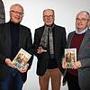 Franz Hofmann, Manfred Sailer und Wolfgang Kramer (von links) freuen sich, das neue Jahrbuch des Hegau-Geschichtsvereins vorstellen zu ...