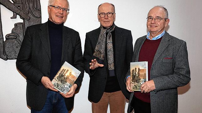 Franz Hofmann, Manfred Sailer und Wolfgang Kramer (von links) freuen sich, das neue Jahrbuch des Hegau-Geschichtsvereins vorstellen zu ...