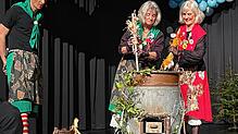 Gleich zu Beginn feuern die Hexen (Susanne Gerhardt und Bettina Lotter) ihren Kessel an und heizen dem Publikum schon mal mächtig ein.