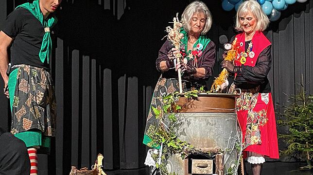 Gleich zu Beginn feuern die Hexen (Susanne Gerhardt und Bettina Lotter) ihren Kessel an und heizen dem Publikum schon mal mächtig ein.