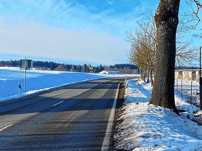 Schön übersichtlich und wenig bebaut: Weil an den Ortsausgängen wie hier in Mönchweiler in Richtung Königsfeld viele Autofahrer gerne ...