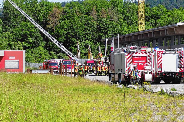 Zahlreiche Feuerwehrleute aus dem Umkreis haben geholfen, das Feuer zu löschen.