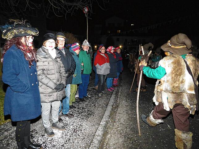 Bild 1: Mit dem Nachtumzug startet das Narrentreffen in Gutmadingen