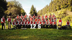 Die junge Kapelle des Musikvereins Dittishausen stellt sich in ihrem Jubiläumsjahr zum Gruppenbild auf. Foto: Vanessakaczfotografie