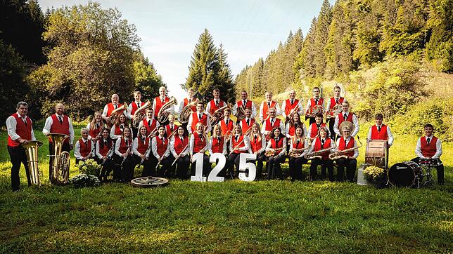 Die junge Kapelle des Musikvereins Dittishausen stellt sich in ihrem Jubiläumsjahr zum Gruppenbild auf. Foto: Vanessakaczfotografie