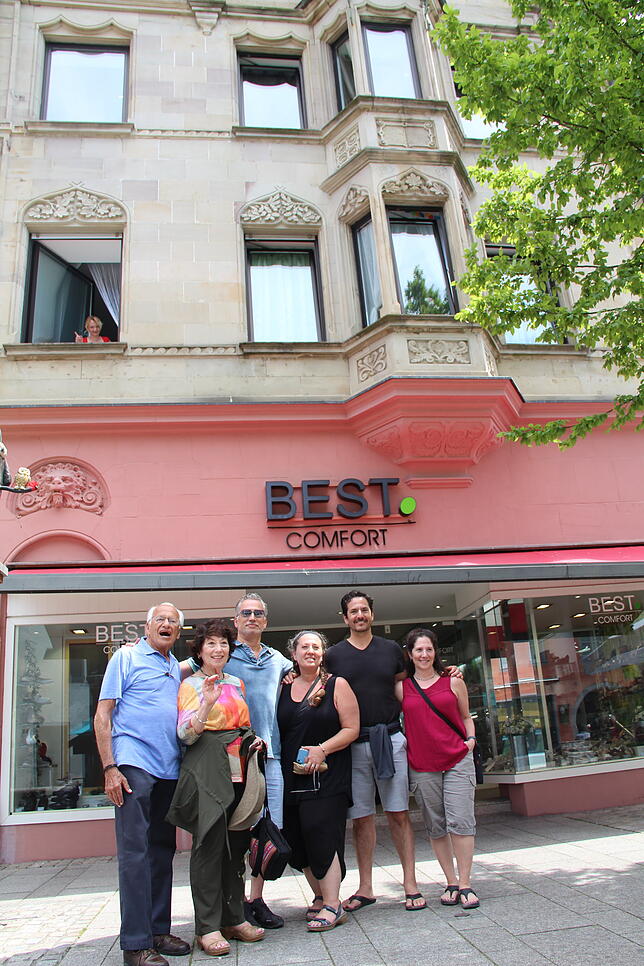 Die ganze Familie Gideon vor dem Elternhaus in der Niederen Straße 43 in Villingen.