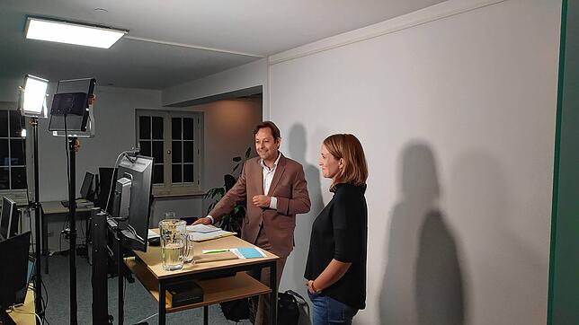 Gottmadingens Bürgermeister Michael Klinger und Stephanie Riester von der Firma Translake bei der Online-Veranstaltung, die Wähler ...