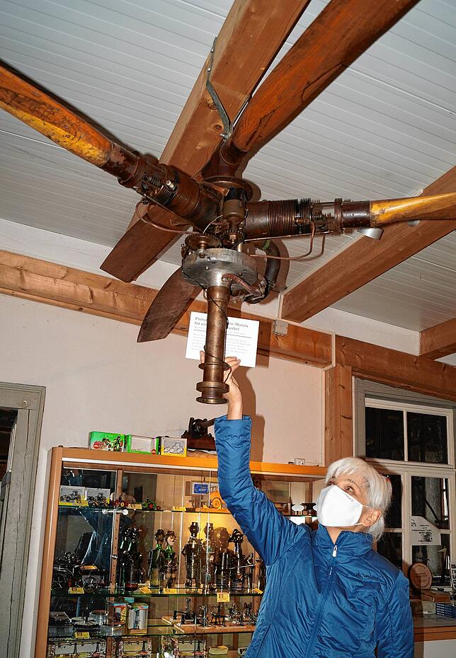 Kulturamtsleiterin Birgit Bergmüller zeigt den gegenläufigen Hubschrauber-Rotor aus der Feder des Frickinger Erfinders Josef Maier.
