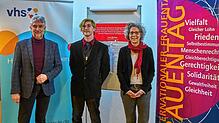 Für eine Woche setzten Bürgermeister Michael Thater, der stellvertretende Mediatheksleiter Benjamin Walczak und VHS-Leiterin Fatima ...