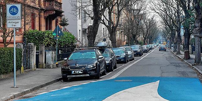 Gut zu erkennen: der Schutzstreifen zwischen geparkten Autos und den auf der Fahrerseite in Richtung Döbele vorbeifahrenden Radlern auf ...