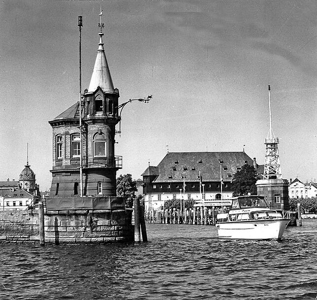 So sah die Hafeneinfahrt von Konstanz übrigens aus, bevor die Imperia dort im April 1993 ihren Platz fand. Ein Metallgerippe stand statt ...