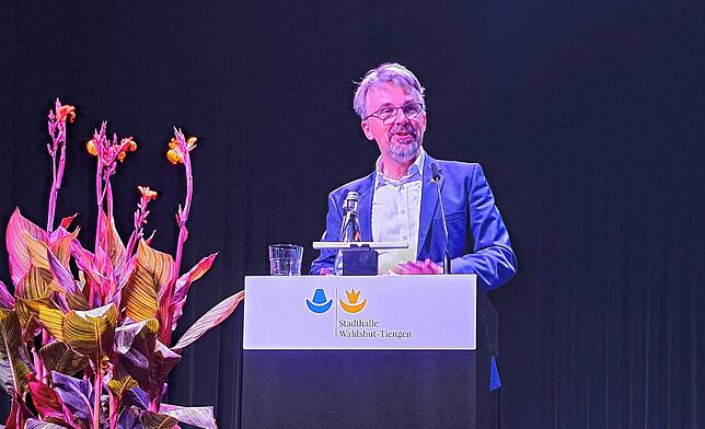 Bild 1: Martin Gruner gewinnt OB-Wahl – In der Stadthalle wird gefeiert