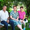 Valerian, Nonna und Nelli Tröster (von links) aus Beuren an der Aach sind empört über den Diebstahl von großen Mengen an Gemüse aus ...
