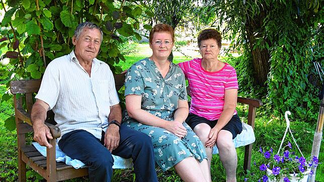 Valerian, Nonna und Nelli Tröster (von links) aus Beuren an der Aach sind empört über den Diebstahl von großen Mengen an Gemüse aus ...