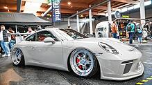 Ein Porsche bei der Style Mile bei der Tuning World Bodensee. Sie findet von 9. bis 12. Mai in Friedrichshafen statt.