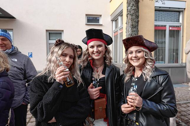 Bild 4: Bilderstory: Umzug und Narrenbaumstellen in Rickenbach begeistern die Zuschauer