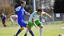 Die DJK Donaueschingen (rechts Sebastian Sauter) holt auch gegen den FC 03 Radolfzell (Tobias Bertsch) keine Punkte.