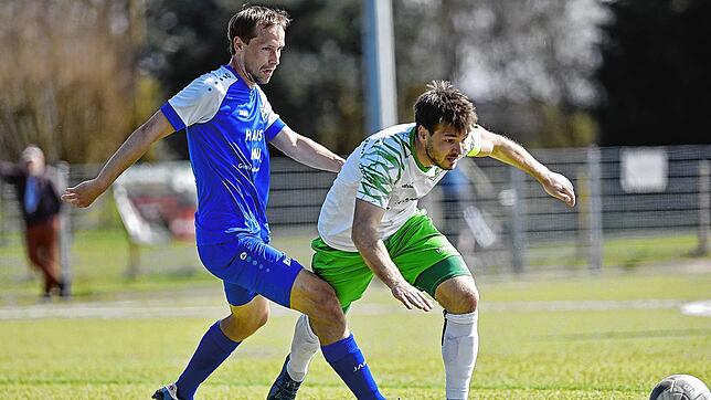 Die DJK Donaueschingen (rechts Sebastian Sauter) holt auch gegen den FC 03 Radolfzell (Tobias Bertsch) keine Punkte.