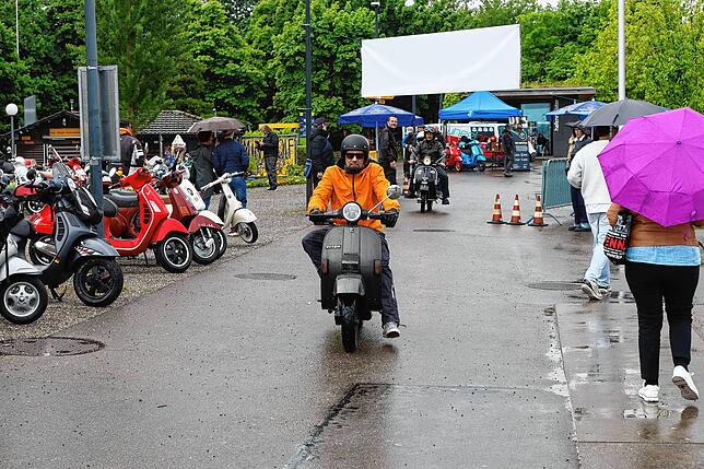Bild 7: Vespa-Treffen am Bodensee: Am Kreuzlinger Hafen kommen drei Nationen zusammen