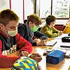 Schüler, hier der Klasse 9 des Thomas-Strittmatter-Gymnasiums St. Georgen, sitzen mit Mund-Nasenmaske im Unterricht.
