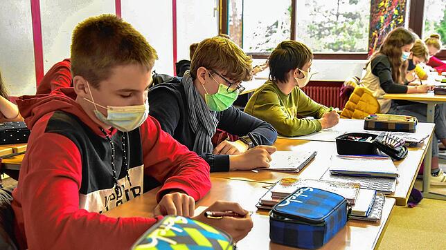 Schüler, hier der Klasse 9 des Thomas-Strittmatter-Gymnasiums St. Georgen, sitzen mit Mund-Nasenmaske im Unterricht.