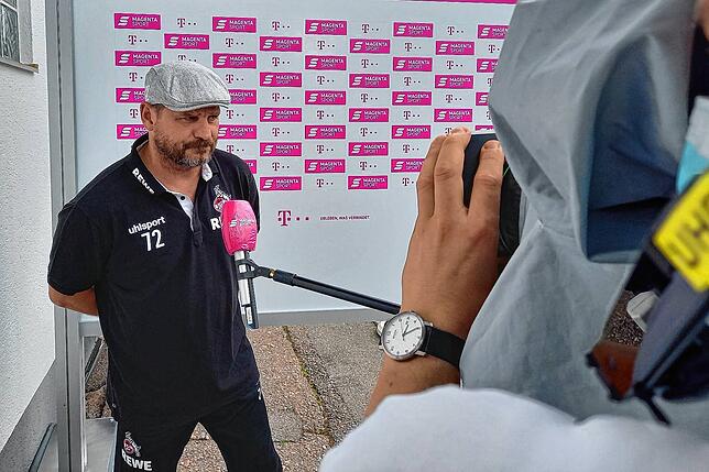 Auch Kölns neuer Trainer Steffen Baumgart stellt sich vor Spielbeginn den Fragen der Journalisten.