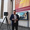 Stefan Albrecht mit seiner Spezialkamera vor der Kirche St. Oswald in der zur Zeit die umfangreichen Sanierungsmaßnahmen laufen. Die ...