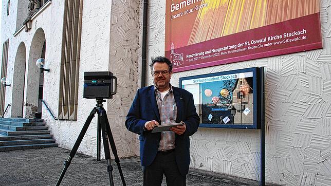Stefan Albrecht mit seiner Spezialkamera vor der Kirche St. Oswald in der zur Zeit die umfangreichen Sanierungsmaßnahmen laufen. Die ...