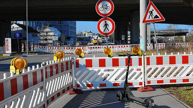 Hier ist erstmal Schluss: Wegen Bauarbeiten unter der Schänzlebrücke im Februar 2023 kommen Radler auf dem Radweg nicht weiter.