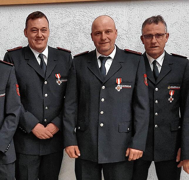 Ehrung 25 Jahre ehrenamtlichen aktiven Dienst erhalten bei der Hauptversammlung der Freiwilligen Feuerwehr Leibertingen (von links): ...