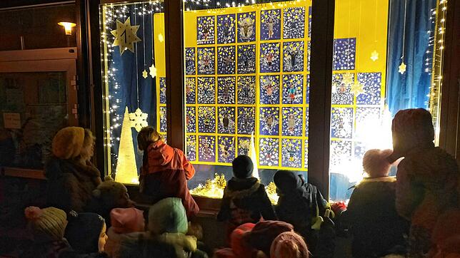 Der Kindergarten in Schlatt unter Krähen ist Hauptorganisator des &bdquo;Adventsfensters&ldquo; im Dorf. Natürlich gestaltet er auch ein ...