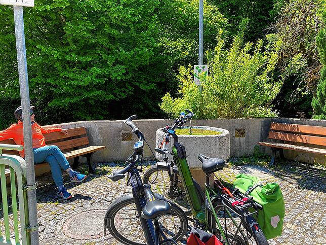Einige Bänke in der Natur laden zum Verweilen ein.