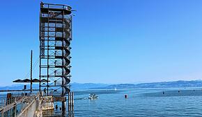 Das Tor zu Friedrichshafen: Der Moleturm an der Hafeneinfahrt begrüßt Schiffe als Erstes. Der ein oder andere benutzt das Stahlkonstrukt ...