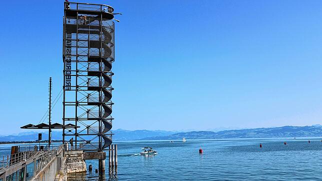Das Tor zu Friedrichshafen: Der Moleturm an der Hafeneinfahrt begrüßt Schiffe als Erstes. Der ein oder andere benutzt das Stahlkonstrukt ...
