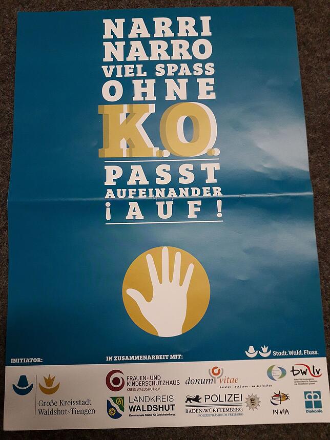 Mit Plakaten macht die Polizeiprävention des Landkreises Waldshut auf die Gefahr der KO-Tropfen aufmerksam.